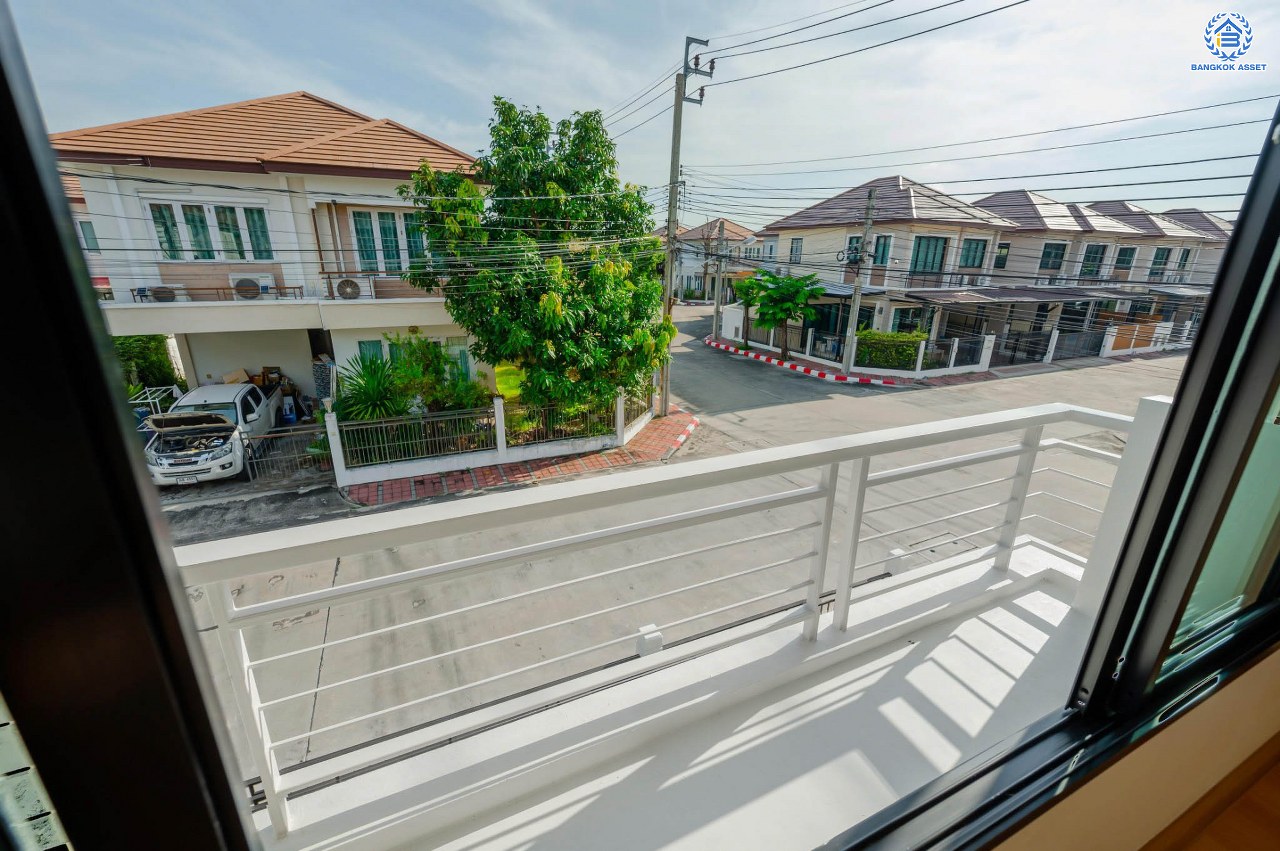 บ้านมือสองตกแต่งใหม่ โครงการ รติรมย์ ฟิฟท์ ราชพฤกษ์-ปิ่นเกล้า หลังมุม เนื้อที่ 57.5 ตร.ว. ฟังก์ชัน 3 ห้องนอน 3 ห้องน้ำ 2 ที่จอดรถ บรรยากาศเป็นส่วนตัว บนทำเลยอดนิยม เชื่อมต่อถนนสวนผัก, ถนนราชพฤกษ์, ถนนบางกรวย-ไทรน้อย ใกล้เซ็นทรัลเวสต์วิลล์ และจุดขึ้นทางด่วน "ศรีรัช"